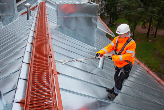 Как выполнять работы на крышах при сильных ветрах