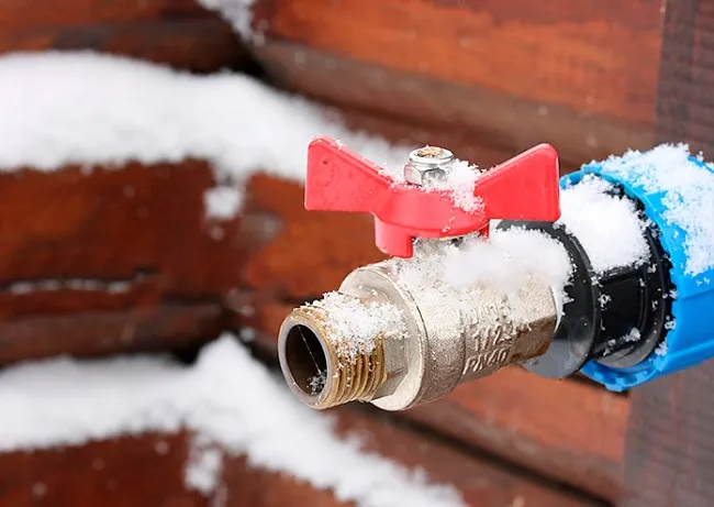 Как предотвратить замерзание водопровода зимой